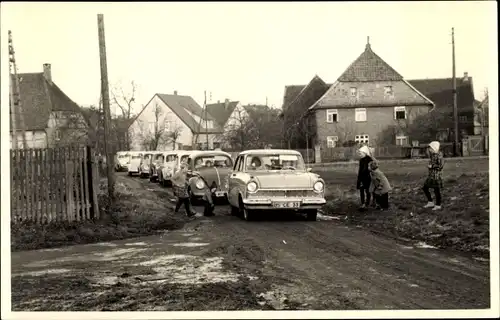 Foto Ak Automobile auf einer Straße, VW Käfer, Kinder