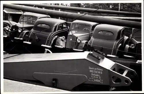 Foto Ak Helsinki Helsingfors Südfinnland, Parkende Automobile, Abschleppfahrzeug im Vordergrund