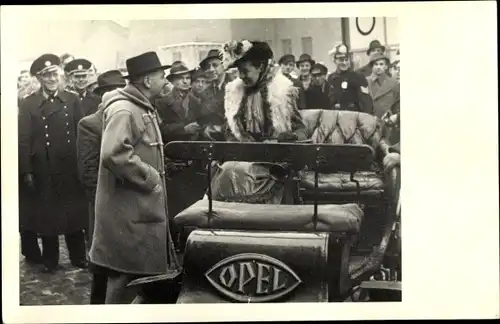 Foto Ak Frau in einem Opel Patentmotorwagen, Automobil, Männer