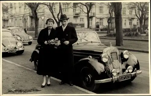 Foto Ak Mann und Frau vor einem Mercedes Automobil, KFZ Kennz. BH 33 3179, VW Käfer im Hintergrund