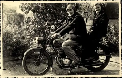 Foto Ak Mann und Frau auf einem ILO Motorrad