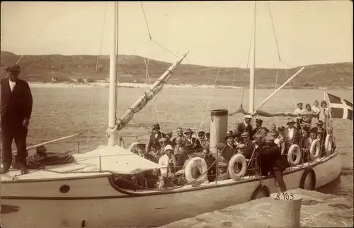 Foto Ak Personen in einem Segelboot, Photograph Felix Paris