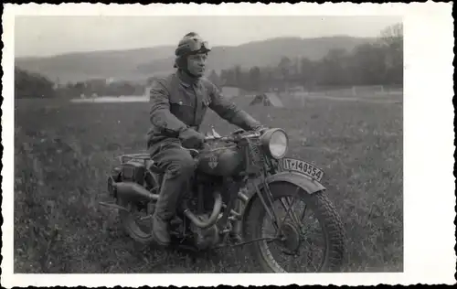 Foto Ak Mann auf einem Motorrad, KFZ Kennz. IT 140554