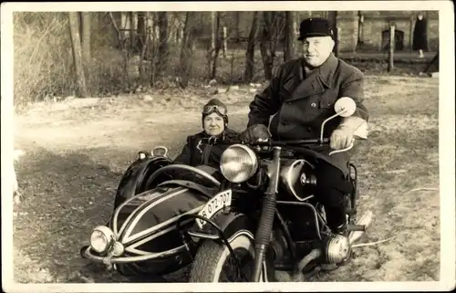 Foto Ak Mann auf einem Motorrad, Frau im Beiwagen, Photograph Erich Franke, Berlin Falkensee