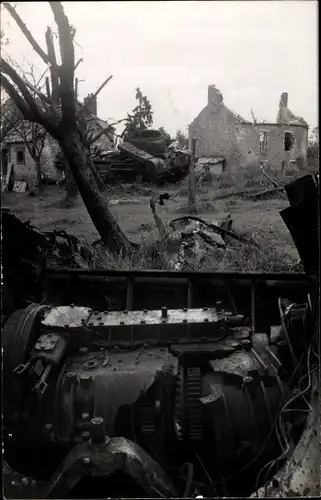 Foto Ak Estry Calvados, Zerstörungen am Ort