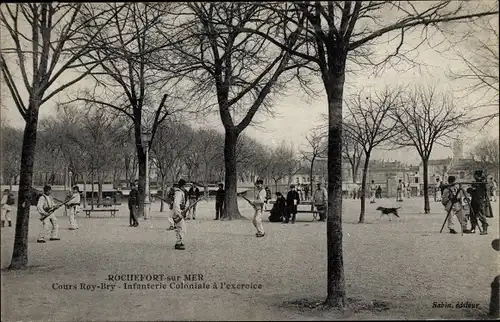 Ak Rochefort sur Mer Charente Maritime, Cours Roy Bry, Infanterie Coloniale a l'exercice