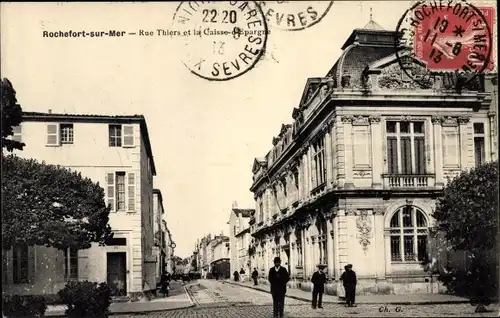 Ak Rochefort sur Mer Charente Maritime, Rue Thiers et la Caisse d'Epargne