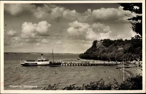 Ak Glücksburg an der Ostsee, Dampfer am Anleger