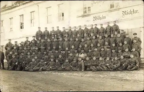 Foto Ak Königsbrück in der Oberlausitz, Soldaten, Gruppenportrait am Geschäft von Wilhelm Richter