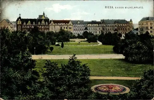 Ak Riesa an der Elbe Sachsen, Kaiser Wilhelmplatz, Parkanlage, Rasenfläche, Häuserreihe