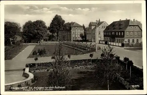 Ak Neugersdorf in der Oberlausitz, Anlagen vor dem Rathaus