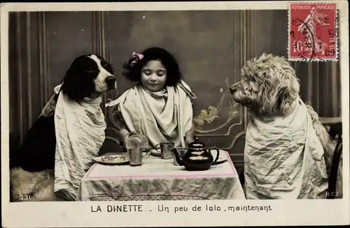 Ak La Dinette, Mädchen mit Hunden am Esstisch, Lätzchen