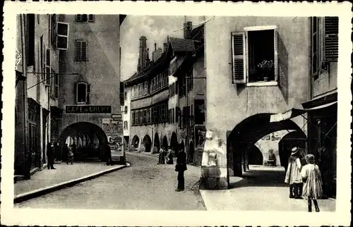 Ak Annecy Haute Savoie, La rue et les arcades Sainte Claire, Cafe de Crepy