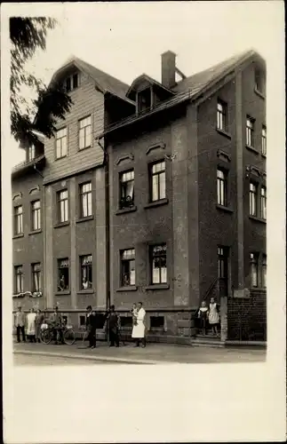 Foto Ak Burgstädt in Sachsen, Anwohner vor einem Wohnhaus