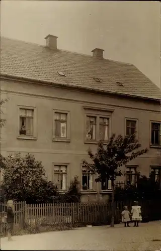 Foto Ak Burgstädt in Sachsen, Kinder vor einem Wohnhaus