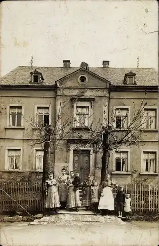 Foto Ak Neukirchen im Erzgebirge, Anwohner vor einem Wohnhaus, Hausnr. 106