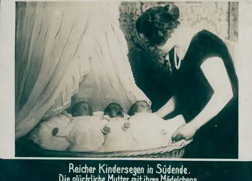 Foto Berlin Steglitz Südende, Reicher Kindersegen, Glückliche Mutter, Himmelbett