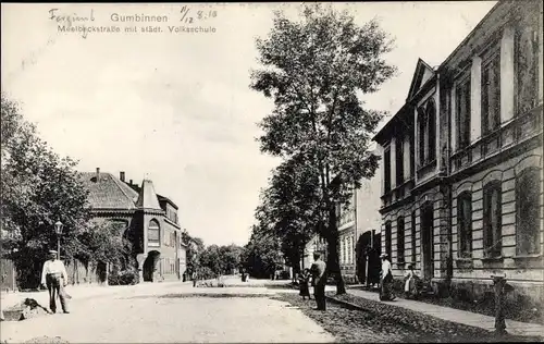 Ak Gussew Gumbinnen Ostpreußen, Meelbeckstraße mit städtischer Volksschule