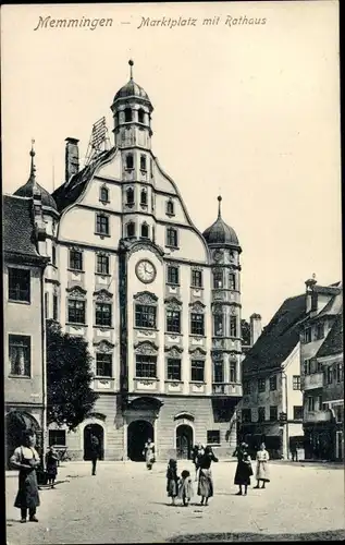 Ak Memmingen in Schwaben, Marktplatz mit Rathaus, Passanten