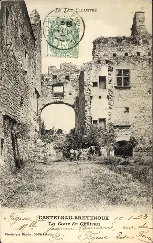 Ak Castelnau Bretenoux Lot, La Cour du Chateau