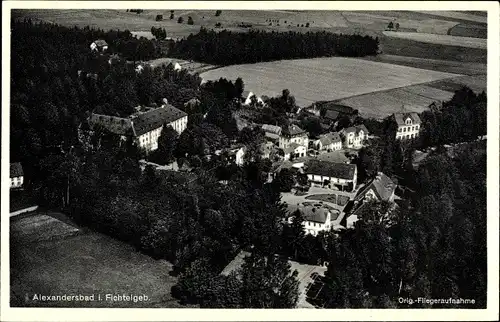 Ak Alexandersbad im Fichtelgebirge in Oberfranken, Totalansicht vom Ort, Fliegeraufnahme