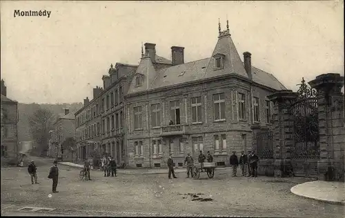 Ak Montmedy Lothringen Meuse, Straßenpartie im Ort, Tor