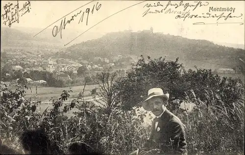 Ak Montmedy Lothringen Meuse, Mann im Gras sitzend, Fernblick zum Ort