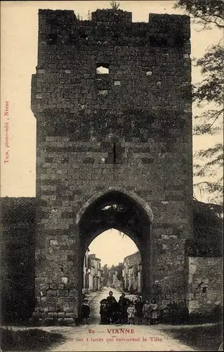 Ak Vianne Lot et Garonne, Straßenpartie mit Tor