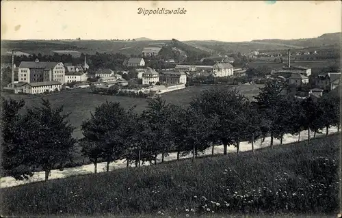 Ak Dippoldiswalde im Osterzgebirge, Stadtansicht mit baumgesäumten Bach