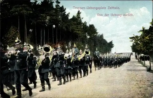 Ak Zeithain in Sachsen, Truppenübungsplatz, von der Übung zurück, marschierende Soldaten