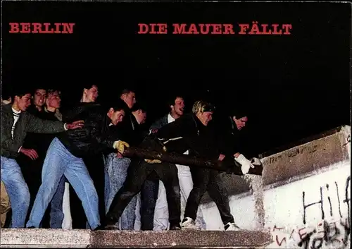 Ak Berlin, junge Männer beim Abriss der Mauer nach dem 9. November 1989, Die Mauer fällt