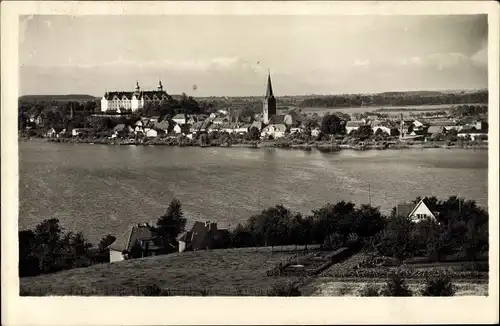 Ak Plön am See Schleswig Holstein, Gesamtansicht der Ortschaft und See, Kirchturm