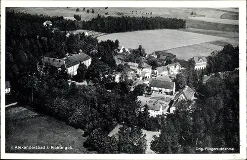 Ak Alexandersbad im Fichtelgebirge in Oberfranken, Totalansicht vom Ort, Fliegeraufnahme