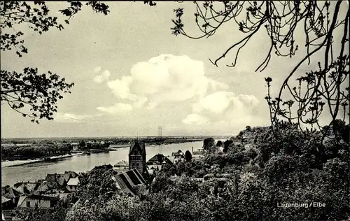 Ak Lauenburg in Schleswig Holstein, Uferpartie, Blick über die Dächer der Stadt