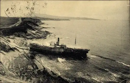 Ak Hendaye Plage Pyrénées-Atlantiques, La Corniche, Un Cargo dans les rochers