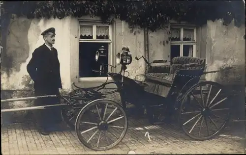 Foto Ak Mann neben einer Kutsche