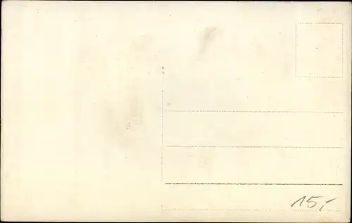 Foto Ak Mann neben einer Kutsche