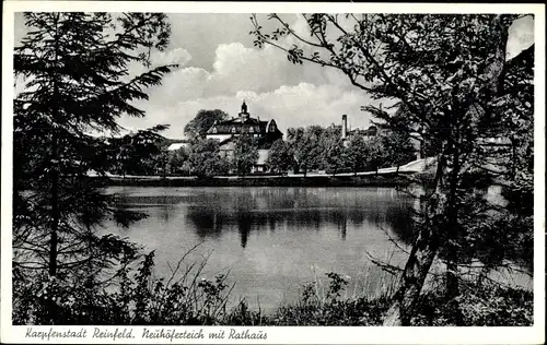 Ak Reinfeld in Schleswig Holstein, Partie am Neuhöferteich mit Durchblick zum Rathaus