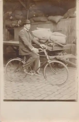 Foto Ak Fahrrad, Mann, Anzug, Hut, Mehlsäcke