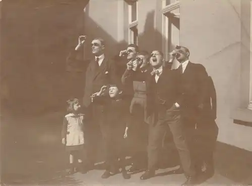 Foto Beobachtung einer Sonnenfinsternis, Männer, Anzug, Kinder