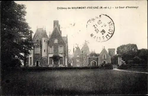 Ak Freigné Maine et Loire, Château de Bourmont, La Cour d'honneur