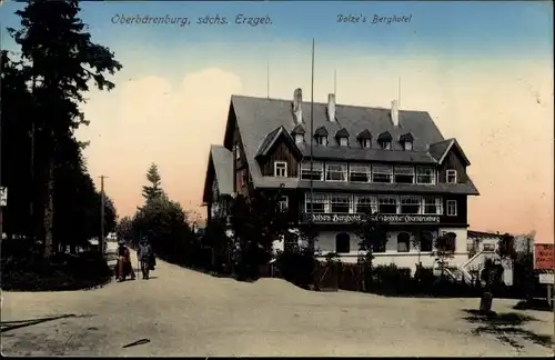 Ak Oberbärenburg Altenberg im Erzgebirge, Straßenpartie mit Blick auf Dolze's Berghotel