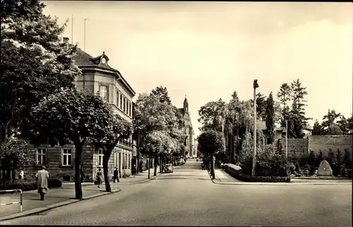 Ak Kamenz in Sachsen, Poststraße, Kreuzung, Fußgänger, Bäume