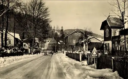 Ak Kipsdorf Altenberg im Erzgebirge, Straßenpartie im verschneiten Ort