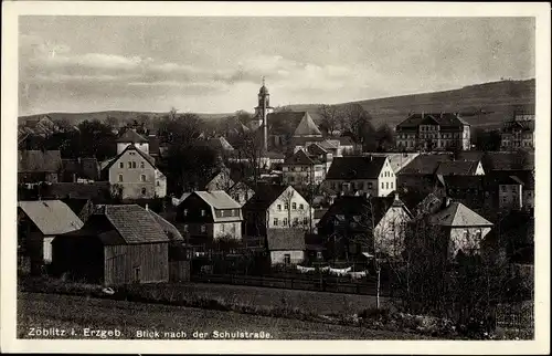 Ak Zöblitz Marienberg im Erzgebirge, Blick nach der Schulstraße, Kirche