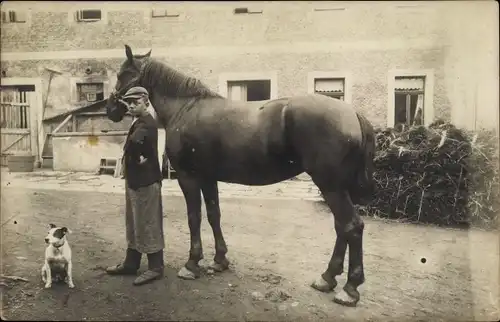 Foto Ak Krummenhennersdorf Halsbrücke in Sachsen, Gutshof Arno Phillipp, Mann mit Pferd, Terrier