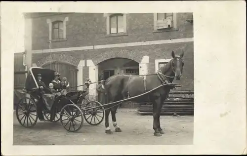 Foto Ak Krummenhennersdorf Halsbrücke in Sachsen, Gutshof Arno Philipp, Familie in einer Kutsche