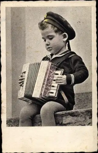 Ak Kleiner Junge spielt Akkordeon