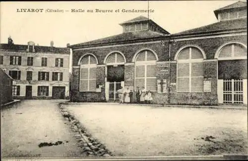 Ak Livarot Calvados, Halle au Beurre et Gendarmerie