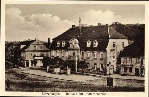 Ak Reuterstadt Stavenhagen, Rathaus mit Reuterdenkmal